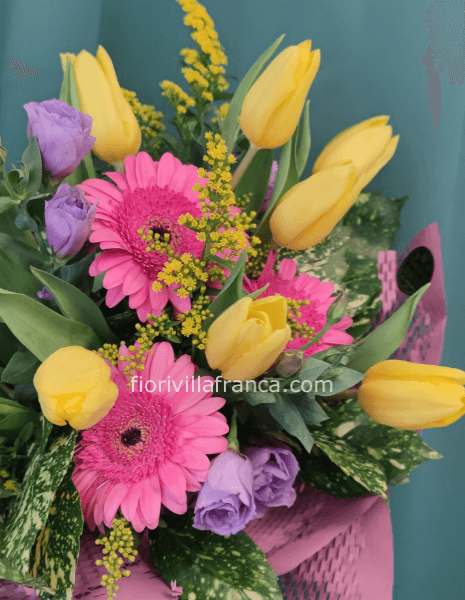 Bouquet di tulipani e fiori primaverili di stagione colori in base alla disponibilità