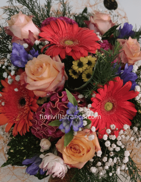 Bouquet di fiori di stagione colorato