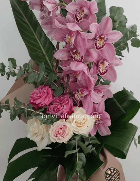 Mazzo con orchidee e rose disponibile in colori diversi 
