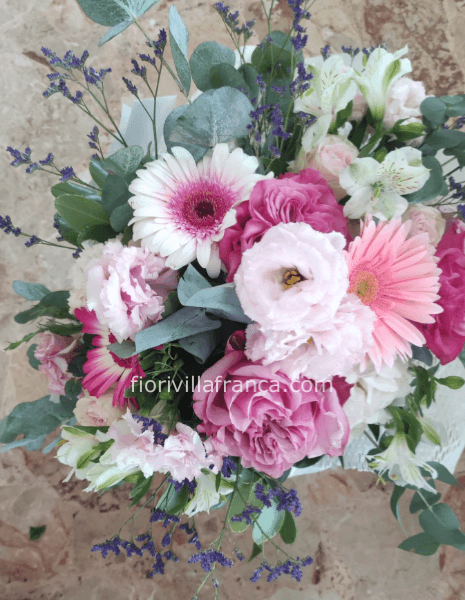 Bouquet di fiori misti tonalità del rosa