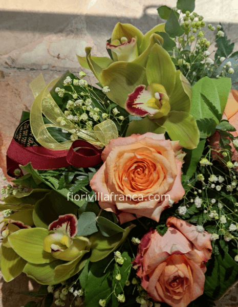 Composizione con rose e orchidee 