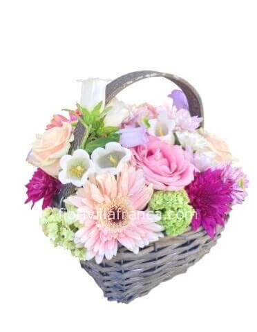 Cestino con fiori misti