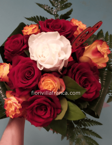 Bouquet di rose corte colori misti