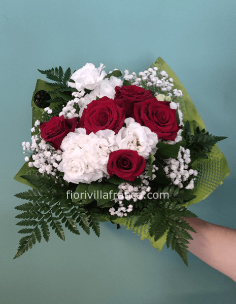 Bouquet di 5 rose rosse e fiori bianchi di stagione.