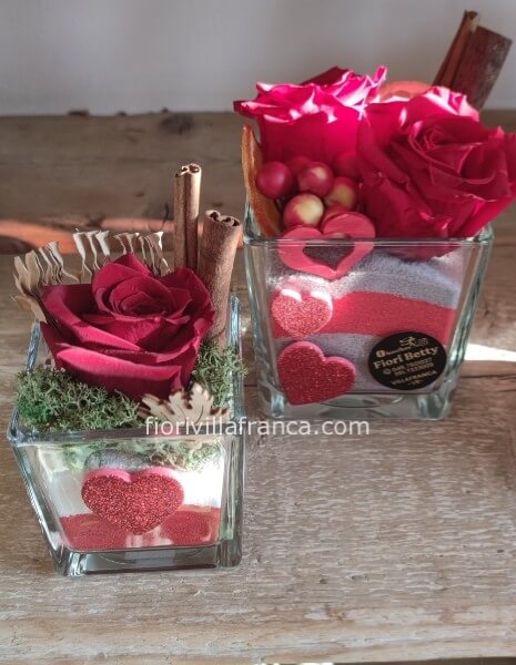 Rosa disidratata in vaso in vetro 