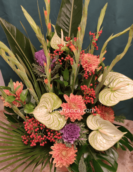 Composizione funebre di fiori misti di stagione