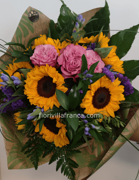 Bouquét di girasoleli e altri fiori di stagione