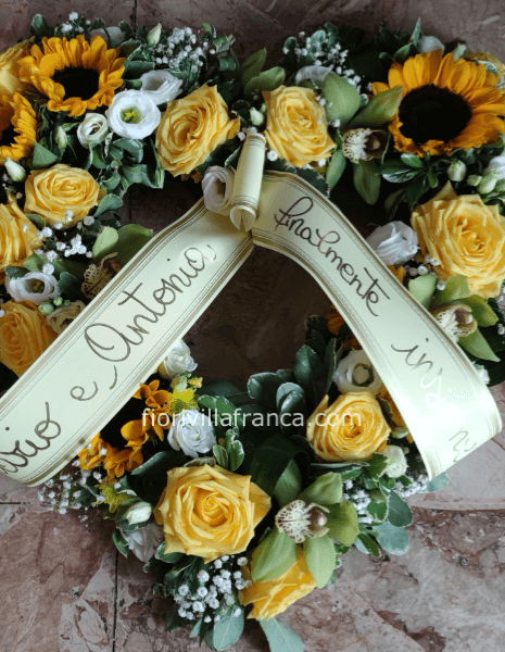 Cuore di fiori misti tonalità del giallo